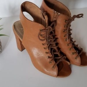 ☘ALDO Brown lace up heels